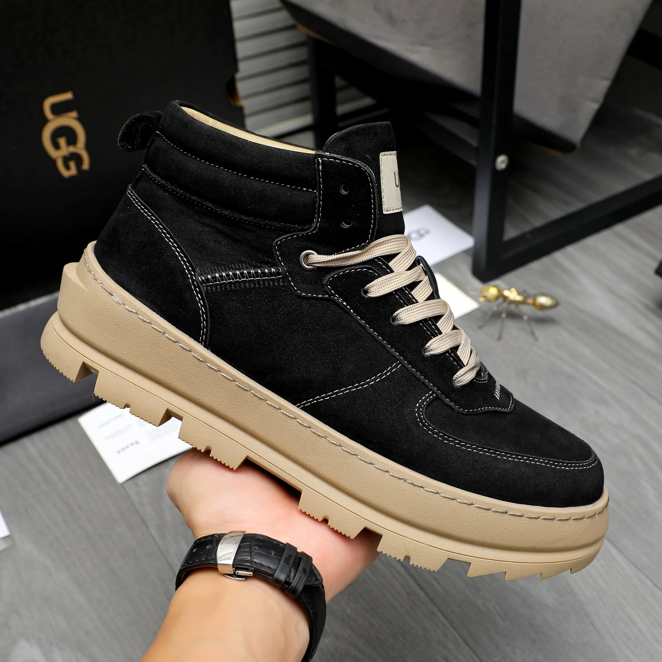 P620 Product trademark: "UGG" Gaobang men's shoes Regular size: 39-44 Product materials: Selected nubuck leather upper, wool lining, original outsole